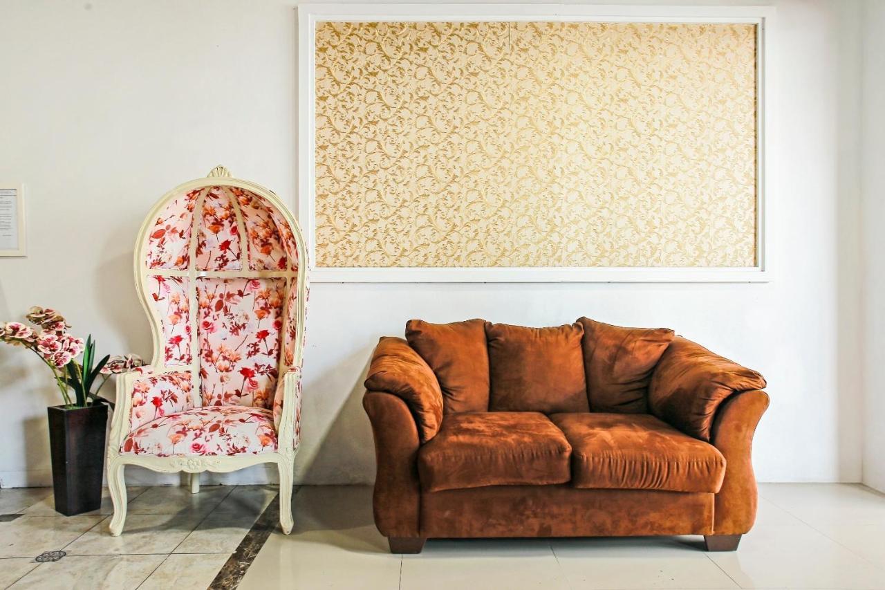 Oyo 90221 Makarim Guest House Syariah Pangkalanbuun Eksteriør billede